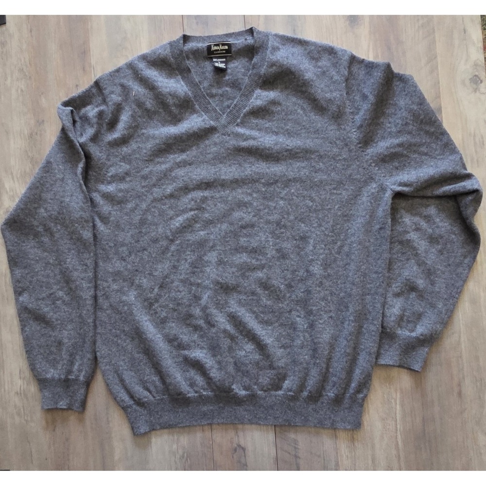 Neiman Marcus 100% Cashmere V Neck Sweater-Men's Size Large-Gray-Classic Luxury